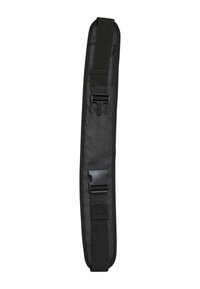 Correa de nailon negra con herrajes ajustables, que presenta una textura suave y dos hebillas para un ajuste seguro, diseñada para una longitud ajustable.