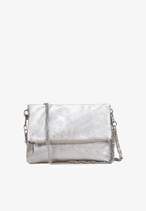 Bolso bandolera metálico plateado con solapa plegable, bolsillo con cremallera y correa de cadena. Textura suave con un acabado brillante.