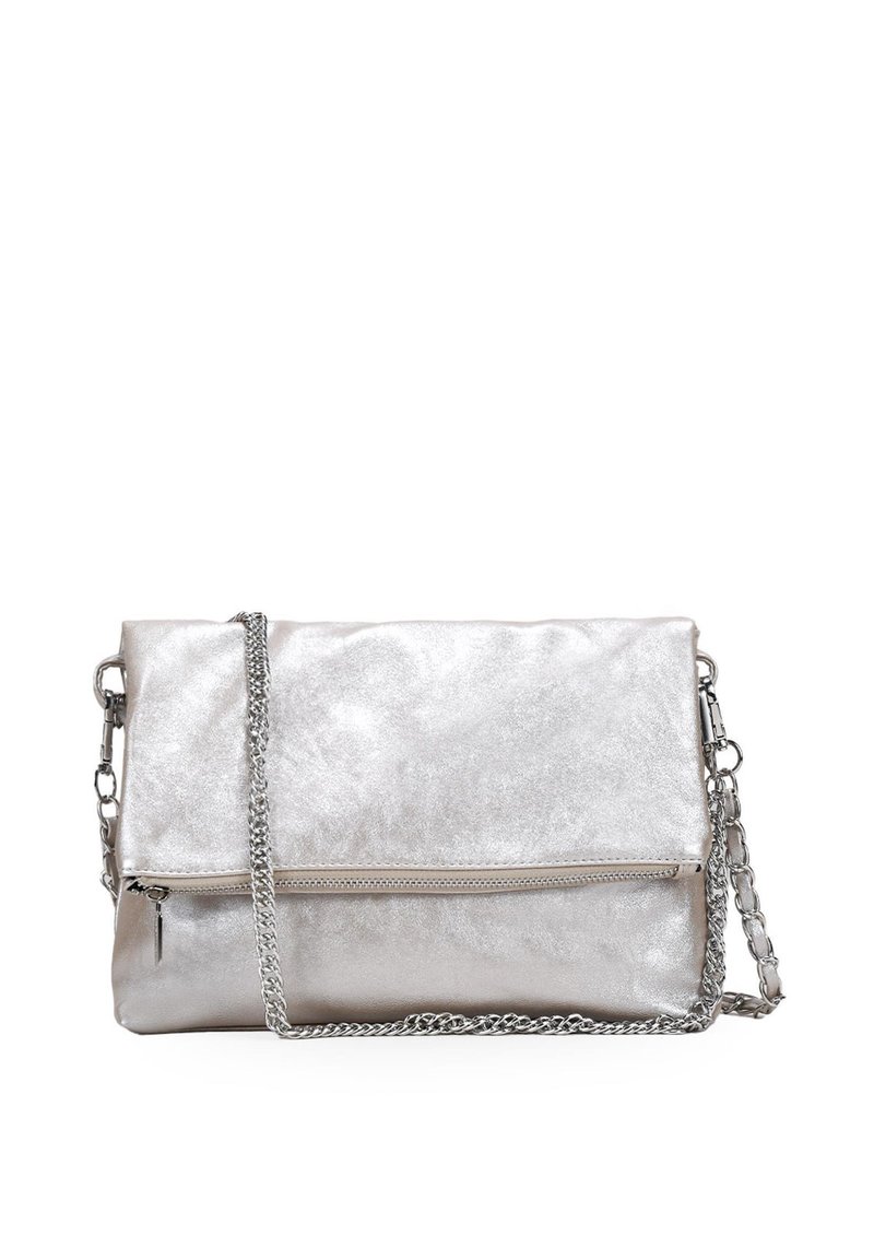 Bolso bandolera metálico plateado con solapa plegable, bolsillo con cremallera y correa de cadena. Textura suave con un acabado brillante.