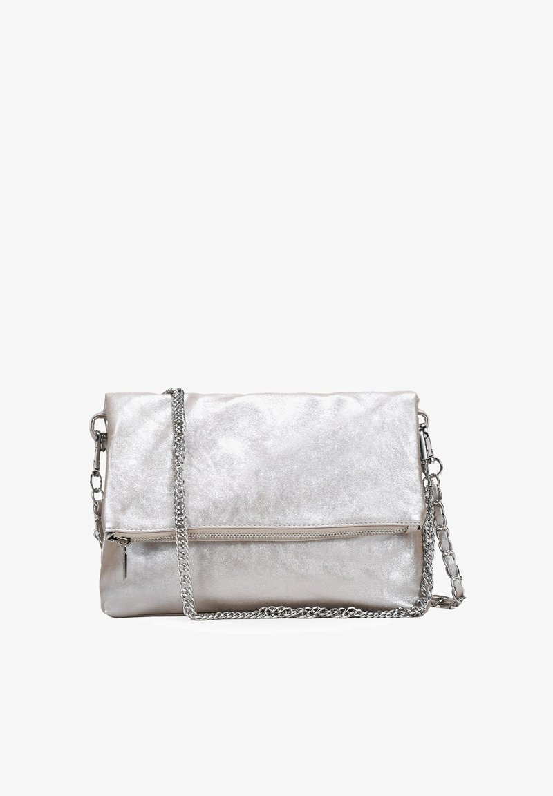Bolso bandolera metálico plateado con solapa plegable, bolsillo con cremallera y correa de cadena. Textura suave con un acabado brillante.