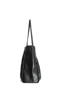 Bolso tote de cuero negro con dos correas largas y planas, silueta curva y acabado texturizado. Sin herrajes ni patrones visibles.