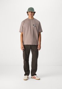 Don't Waste Culture SINDRI UNISEX
 - T-shirt print - warm grey