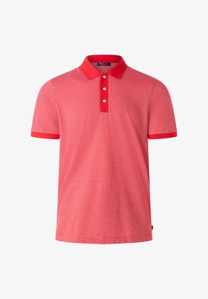 Rød polo-shirt med en fast krave, tre-knaps lukning og korte ærmer. Har tynde vandrette striber og et logo-tag på kanten.