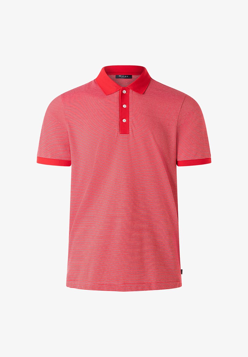 Camisa polo roja con un collar sólido, tapeta de tres botones y mangas cortas. Presenta finas rayas horizontales y una etiqueta de logo en el dobladillo.