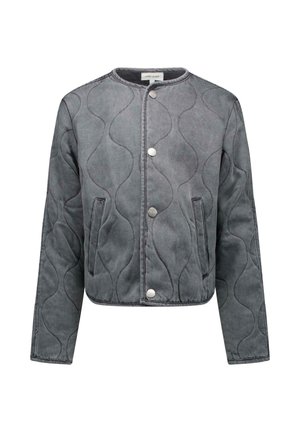 Grijze doorgestikte jas met een ronde halslijn, drukknoopsluiting aan de voorkant, twee zijzakken en een golvend patroon in de stof.