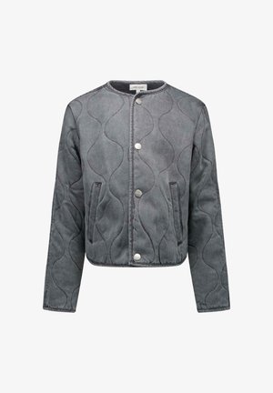 Grijze doorgestikte jas met een ronde halslijn, drukknoopsluiting aan de voorkant, twee zijzakken en een golvend patroon in de stof.