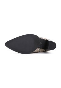 Czarny spód spiczastego botka za kostkę z widocznym wzorem wężowej skóry na górnej części.