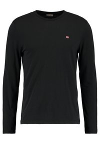 Czarna koszulka z długim rękawem, wykonana z bawełny, okrągły dekolt, posiada małe czerwone logo na lewej piersi, gładka tekstura i klasyczny krój.