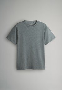 Sivý tričko s krátkym rukávom vyrobené z mäkkej, textúrovanej tkaniny. Má okrúhly výstrih a voľný strih. Bez viditeľných vzorov alebo ozdôb.