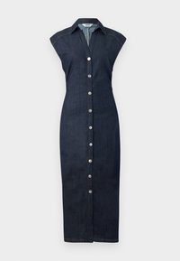 Denimdress med knappestolpe foran, krage, kortermede ermer og en figursydd silhuett, i en mørk vask med subtile sømdetaljer.
