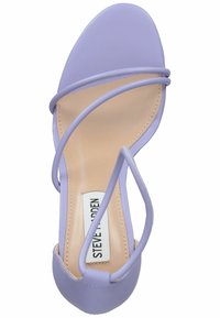 Lila Riemchen-Sandale mit glattem Lederfinish, offener Zehenpartie und minimalistischem Obermaterial. Die Innensohle trägt ein Markenlabel.