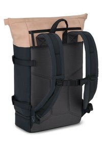 Rucksäcke mit Rolltop in beige oben, marineblau unten. Verfügt über gepolsterte Schultergurte aus Netzmaterial und seitliche Anpassungsriemen für einen sicheren Sitz.