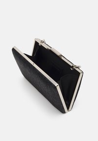 Pochette texturée noire avec un cadre argenté brillant, comprenant un compartiment ouvert et une doublure intérieure douce.