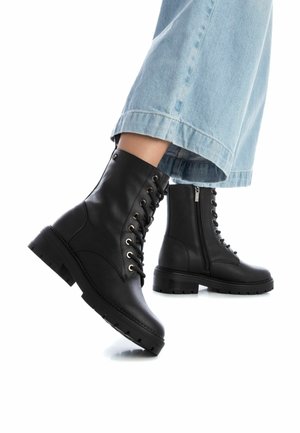 XTI Botines con cordones - black