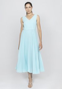 Jasnoniebieska, bez rękawów sukienka z dekoltem w serek i plisowaną spódnicą, wykonana z lejącego materiału, z dopasowanym gorsetem i długością do kostek.