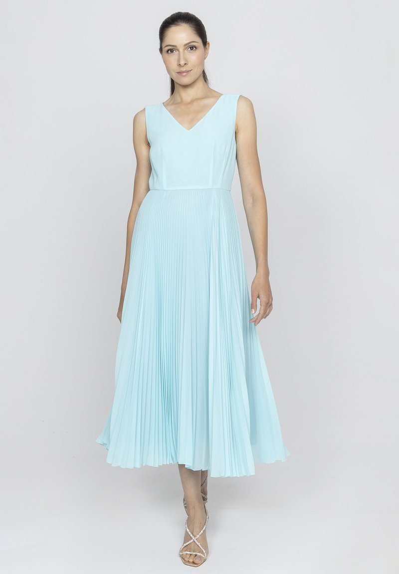 Jasnoniebieska, bez rękawów sukienka z dekoltem w serek i plisowaną spódnicą, wykonana z lejącego materiału, z dopasowanym gorsetem i długością do kostek.