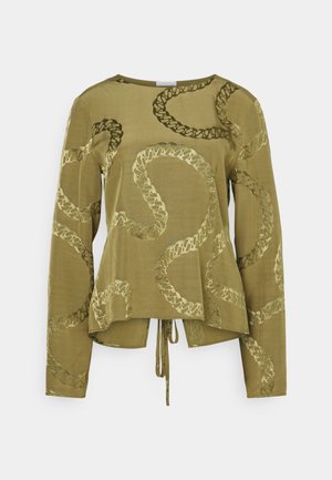 Tricou lung cu mânecă, de culoare verde măslinie, cu o croială lejeră, având un model în relief asemănător cu un șarpe și un detaliu legat la margine.