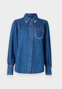 Jeansskjorta i blått med långa, puffiga ärmar. Har en spetsig krage med dekorativa prydnader och en ficka som är accentuerad med rhinstenar.