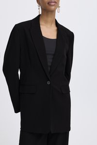 Črn blazer z oprijetim krojem, zapiranjem z eno gumbom, zarezanimi reverji in dvema sprednjima žepoma. Gladek tekstura in minimalističen dizajn.