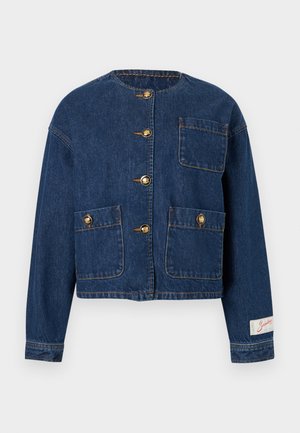 Giacca di jeans blu scuro con scollo rotondo, quattro bottoni dorati, tre tasche frontali e una piccola etichetta di tessuto sul polsino.