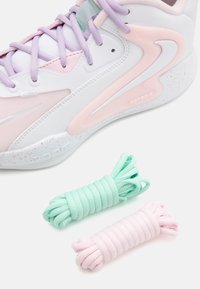 Hvide sportsko med pink og lavendel detaljer, lavet af teksturerede materialer og en plettet sål. Inkluderer mintgrønne og pink snørebånd.