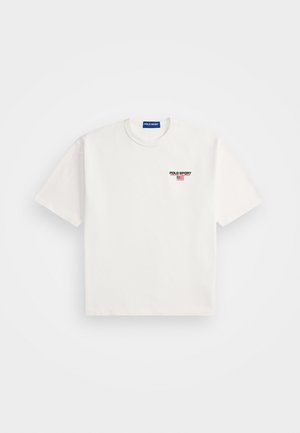 Biała koszulka z krótkim rękawem z małym logo Polo Sport Ralph Lauren i emblematem amerykańskiej flagi na lewej piersi.