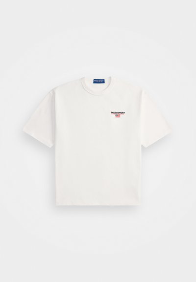 Bela kratka majica s kratkimi rokavi z majhnim logotipom Polo Sport Ralph Lauren in emblemom ameriške zastave na levem prsnem delu.