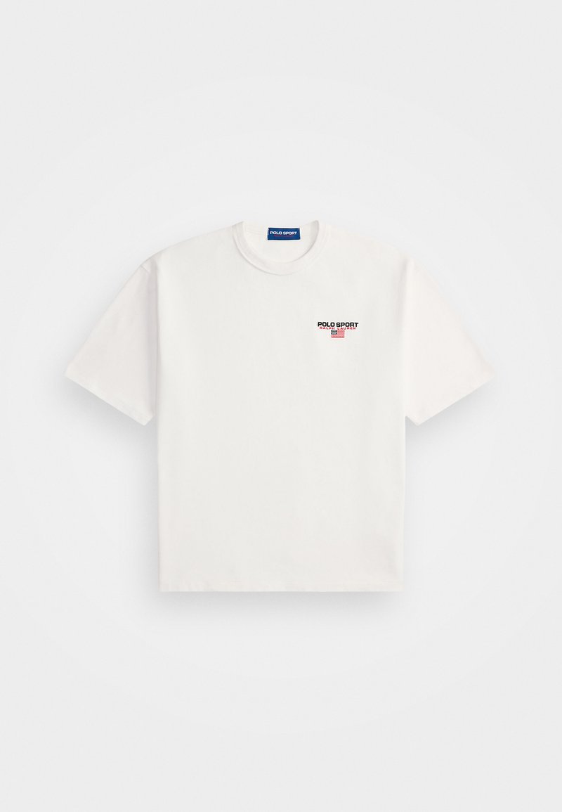 Weißes T-Shirt mit kurzen Ärmeln, kleinem Polo Sport Ralph Lauren-Logo und amerikanischem Flaggenemblem auf der linken Brust.