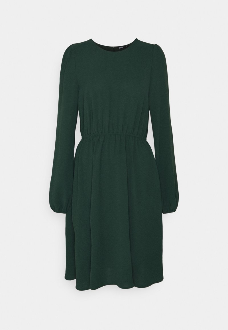 Robe verte foncée à manches longues, longueur genou, taille froncée et encolure ronde sur fond uni.