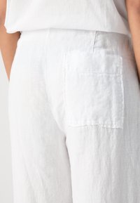 Marc O'Polo PANTS JOGGER STYLE STRAIGHT LEG MEDIUM WAIST DRAWSTRING - Calças - white