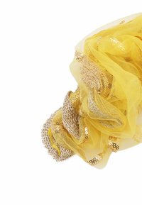 Sciarpa in tulle gialla decorata con paillettes dorate; presenta una texture morbida e trasparente con un design a strati ondulato e dettagli metallici.