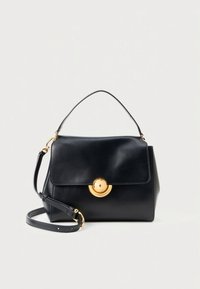 Musta nahkainen käsilaukku, jossa on jämäkkä muoto, ylisuurikokoinen läppäkiinnitys ja kultainen pyöreä solki. Varustettu irrotettavalla olkahihnalla.