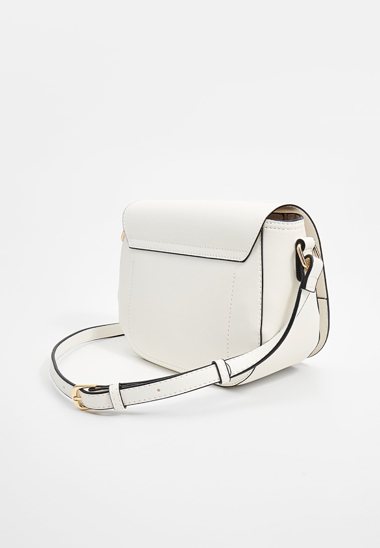 Sac bandoulière en cuir blanc avec un rabat, des bordures noires et une bandoulière réglable. Présente une texture lisse et une forme géométrique simple.