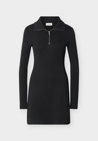 Μαύρο μίνι φόρεμα με μακριά μανίκια, με φερμουάρ στο ένα τέταρτο και γιακά, διαθέτει εφαρμοστή σιλουέτα και διακριτικές λεπτομέρειες στις πλαϊνές ραφές.