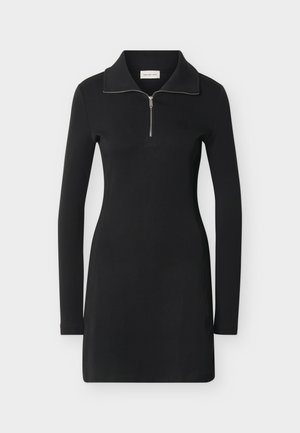 Μαύρο μίνι φόρεμα με μακριά μανίκια, με φερμουάρ στο ένα τέταρτο και γιακά, διαθέτει εφαρμοστή σιλουέτα και διακριτικές λεπτομέρειες στις πλαϊνές ραφές.