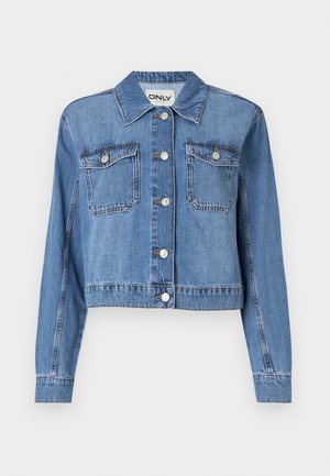 Chaqueta de mezclilla azul claro con un diseño crop, botones frontales, dos bolsillos en el pecho y un cuello puntiagudo. Presenta una textura suave.