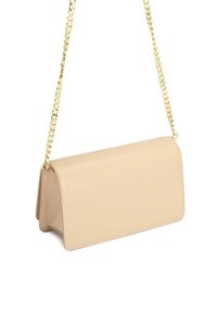 Bežová koženka crossbody taška so zlatým reťazcom, obdlžníkový tvar a čistý, minimalistický dizajn.