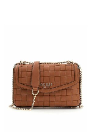 Sac à main Guess en cuir tressé marron avec fermeture à rabat, bandoulière en chaîne argentée et logo en métal sur le devant.