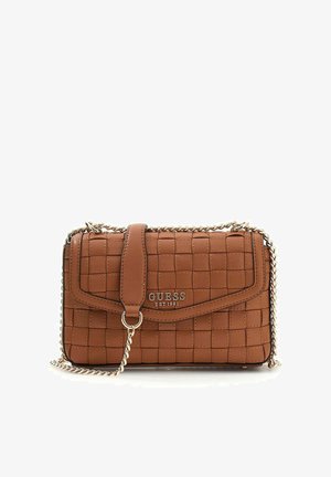 Sac à main Guess en cuir tressé marron avec fermeture à rabat, bandoulière en chaîne argentée et logo en métal sur le devant.