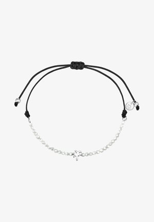 Bracciale in corda nera regolabile con perle bianche e un charm a forma di palma in argento. Leggero, con texture lisce e dal design minimalista.