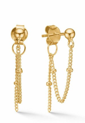 Boucles d'oreilles clous en or avec de délicats maillons de chaîne doubles suspendus ornés de petites perles sur fond blanc.