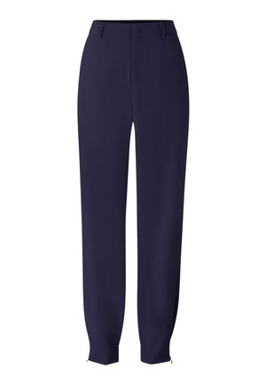 Marineblauwe, rechte broekspijpen met riemlussen, voorrits en ritsen bij de enkels tegen een witte achtergrond.