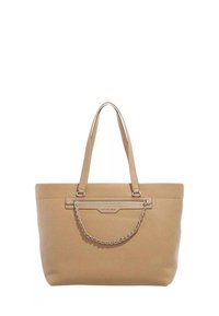 Sac fourre-tout en cuir beige avec deux anses et un accent en chaîne. Présente un design élégant et une surface texturée avec une poche zippée.