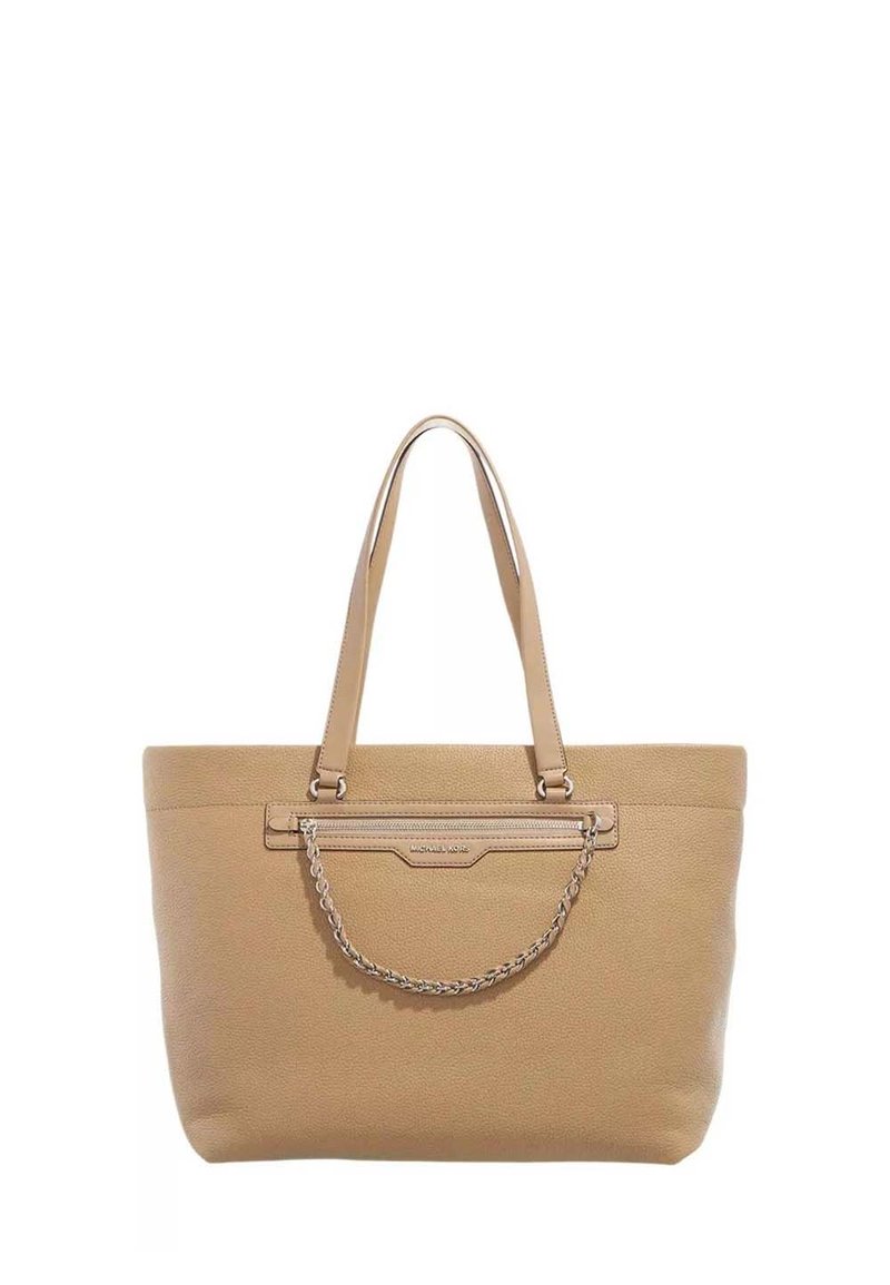 Sac fourre-tout en cuir beige avec deux anses et un accent en chaîne. Présente un design élégant et une surface texturée avec une poche zippée.