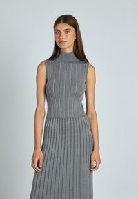 Graues, geripptes, ärmelloses Kleid mit hohem Hals, das einen figurbetonten Oberteil und einen ausgestellten Saum hat. Es besteht aus einem strukturierten, dehnbaren Material.