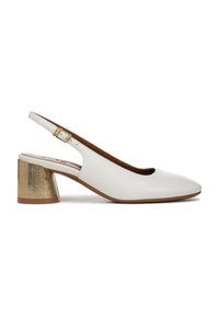 Une chaussure slingback en cuir blanc à bout rond, équipée d'un talon bloc texturé doré et d'une bride réglable avec boucle.