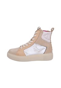 Sneaker alta in suede beige con pannelli sintetici bianchi, suola in gomma testurizzata, lacci tonali e un loop decorativo sul tallone.