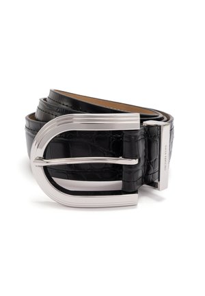 Ceinture en cuir noir avec texture motif crocodile et une grande boucle rectangulaire argentée arrondie.