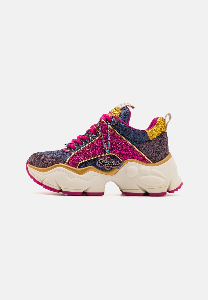 Glittriga lila och rosa sneakers med chunky vit sula, gyllene accenter och ljusa snören. Dekorativ tagg med "Buffalo"-logotyp.