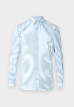 Chemise à manches longues rayée bleu clair et blanche avec un col classique, fermeture à boutons sur le devant et manches à poignets, fabriquée à partir d'un tissu lisse.